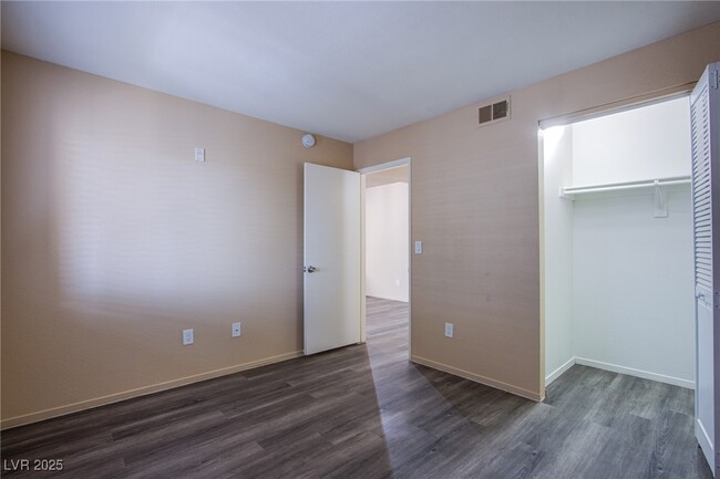 Building Photo - 7885 W Flamingo Rd