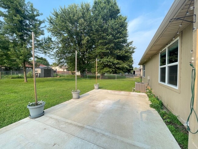 Building Photo - 1441 W Seminole St