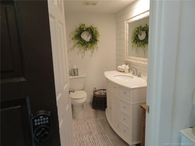 Building Photo - 800 NW Fork Rd