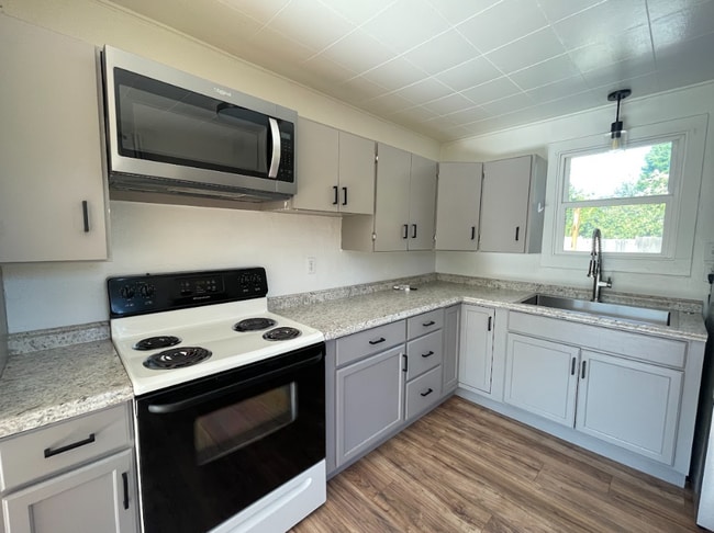 Building Photo - 910 Valley View Dr