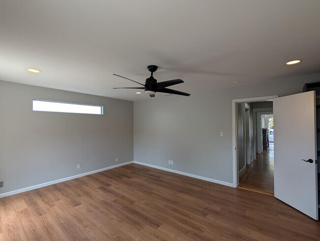 Building Photo - 533 Oak Ave
