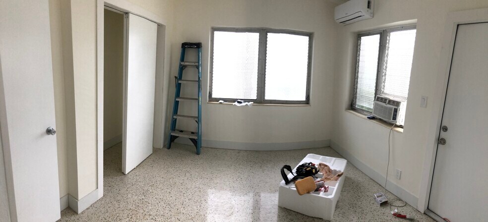 Building Photo - 3315 SW 9th Ter