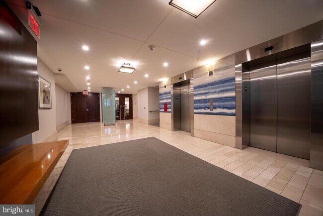 Building Photo - 1025 1st St SE