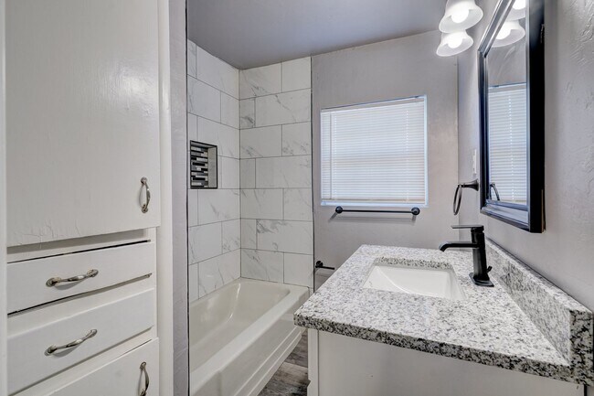 Building Photo - Stunning Remodeled 3-Bedroom Property