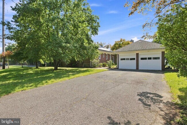 Building Photo - 133 Warrenville Rd
