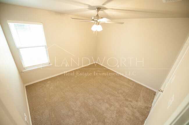 Building Photo - 3/2/2 Townhome near high school