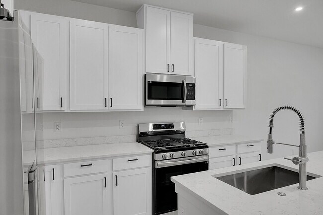 Building Photo - $2,350- 3 Bed 2.5 Bath Townhome in CO Springs with Central AC, and In Unit Laundry!