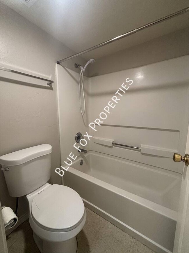 Building Photo - 110 W Delano St