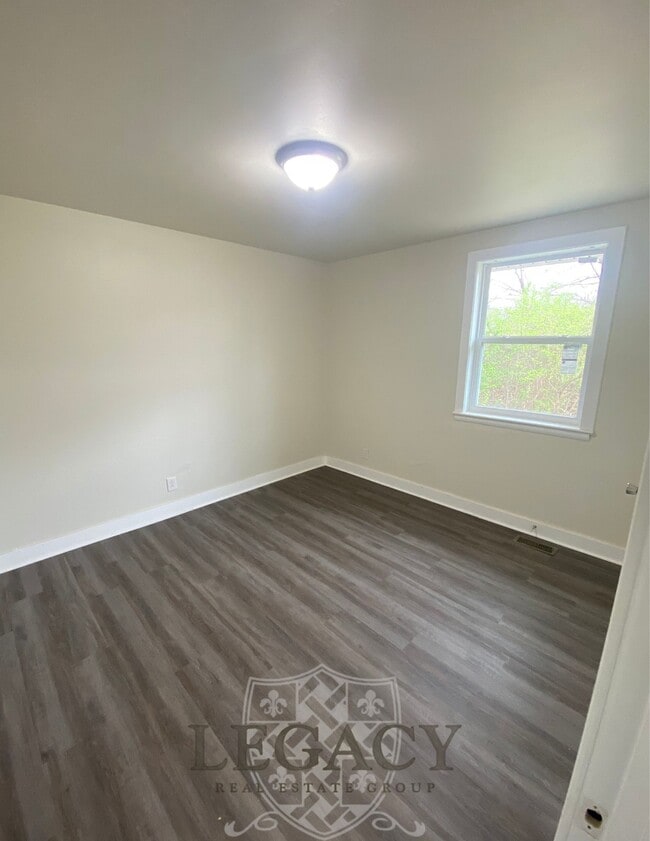 Building Photo - 7104 White Oak Dr