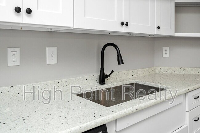 Building Photo - 85 Smith Glen Dr