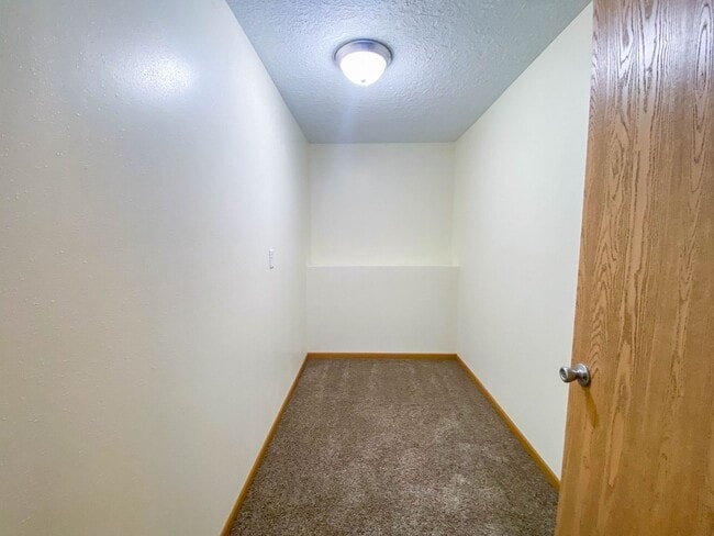 Building Photo - 450 SE Westgate Dr