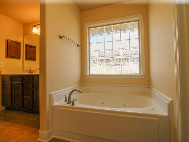 Building Photo - 4 Bedroom Home  in Athens City!