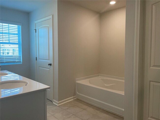 Building Photo - 2202 Blue Monarch Dr