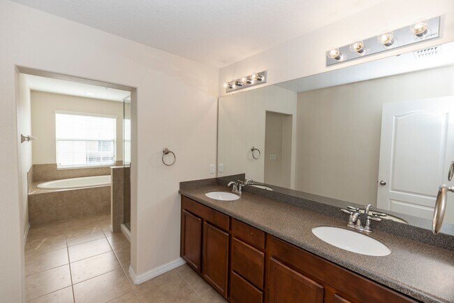 Building Photo - 3-story, 3/3.5, updated, townhome in the heart of Baldwin Park!