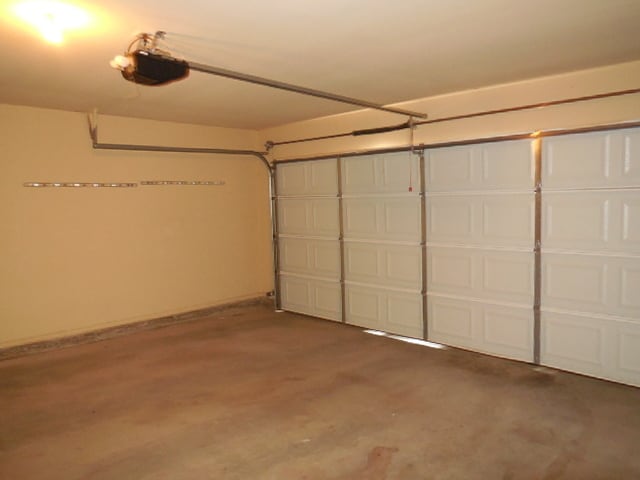 Building Photo - Two Living Areas!!! Spacious Three Bedroom Home in the Woodcreek Addition... Minutes from Campus,...