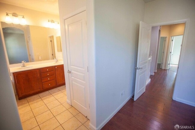 Building Photo - Beautiful updated 3-level, 3BR2.5BA and 2-car garage townhome!