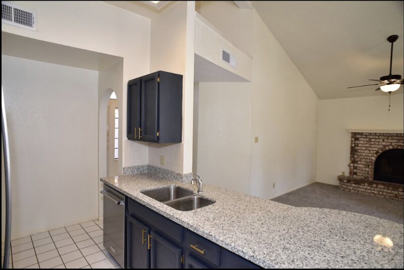 Building Photo - 3012 Silver Lake Pl