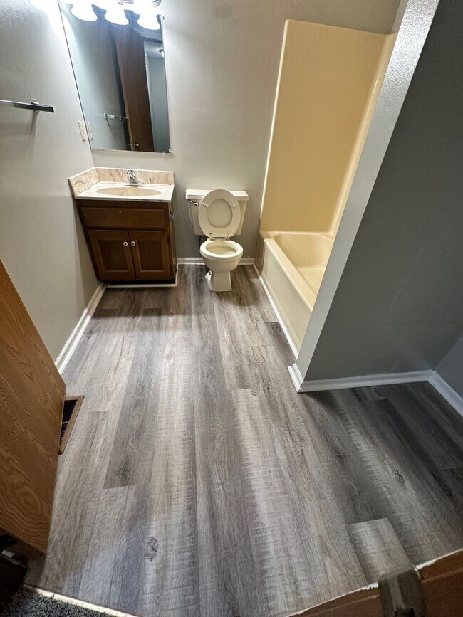 Building Photo - Spacious Townhouse Living Just Outside Dow...