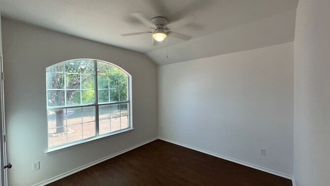 Building Photo - Move-in Ready Open Layout with a Huge Yard!