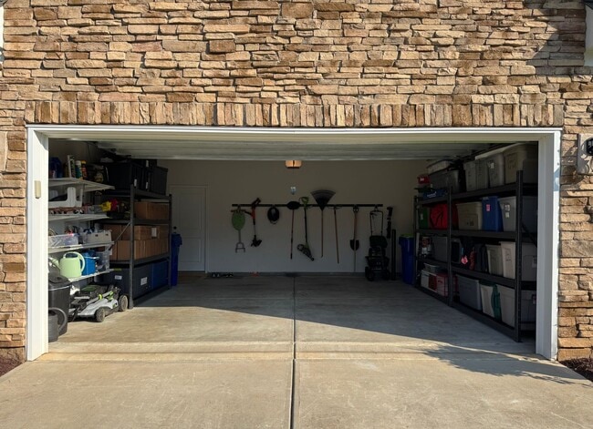 Building Photo - Beautiful 4 Bedroom Single Family Home