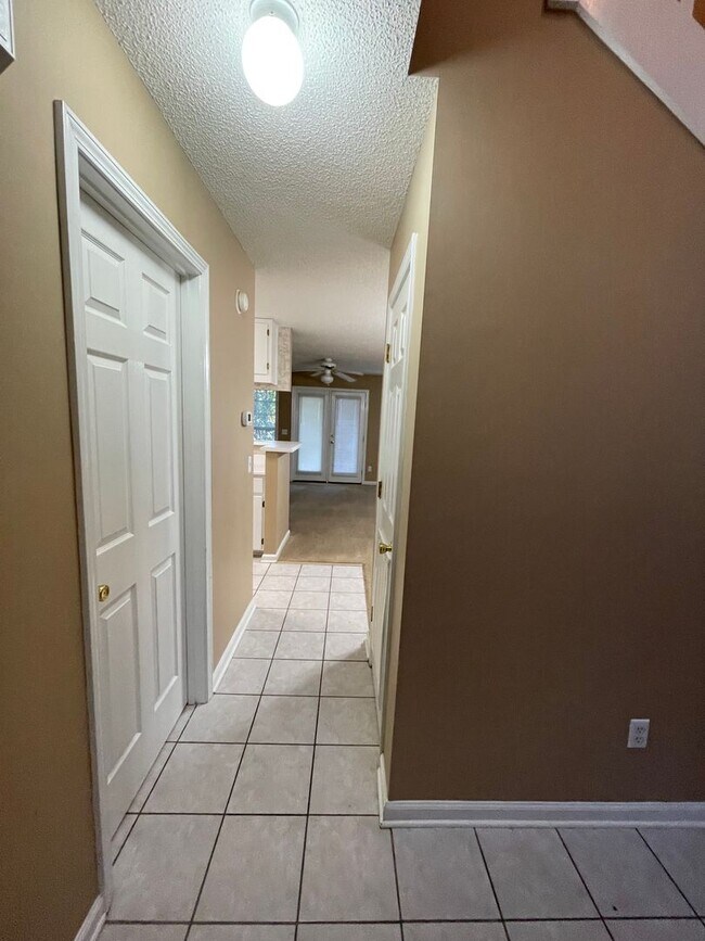 Building Photo - Foxchase Subdivision:  MOVE IN READY!!!!  ...