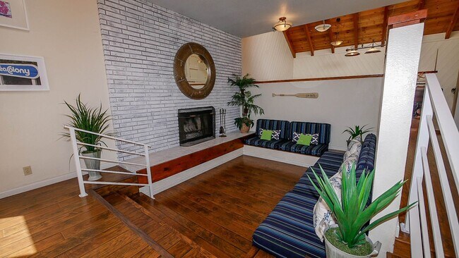 Building Photo - Stylish Sea Colony 3-Level Townhome!