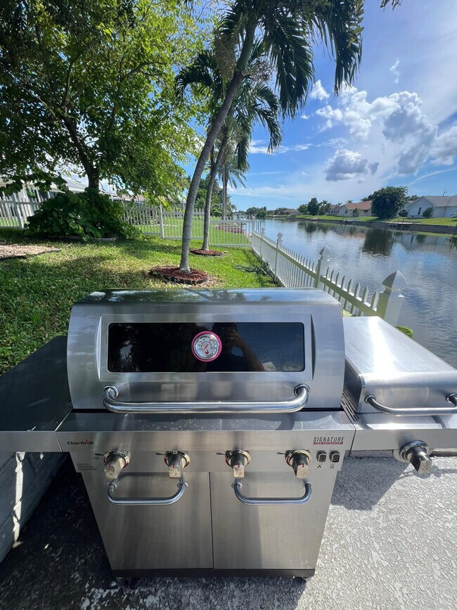 Building Photo - 533 SE 21st Ave