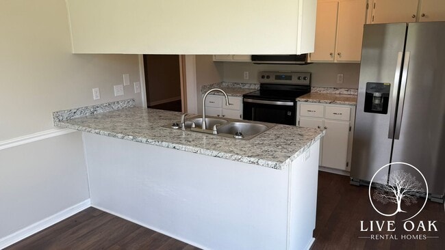 Building Photo - MOVE-IN SPECIAL: $500 OFF 1st MONTH'S RENT!**