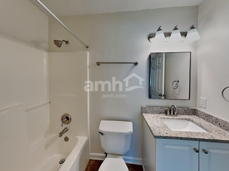 Building Photo - 528 Woodfield Cir