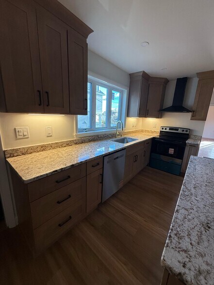 Building Photo - 62 Locust St