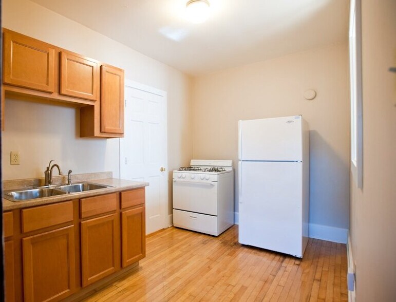 Building Photo - 1802 E Linnwood Ave