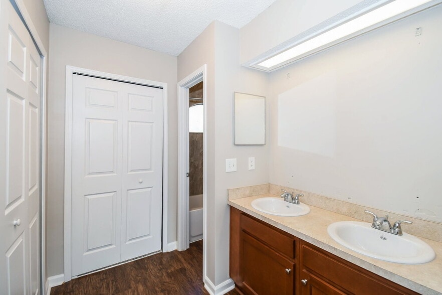 Building Photo - 1384 Rose Hill Dr E