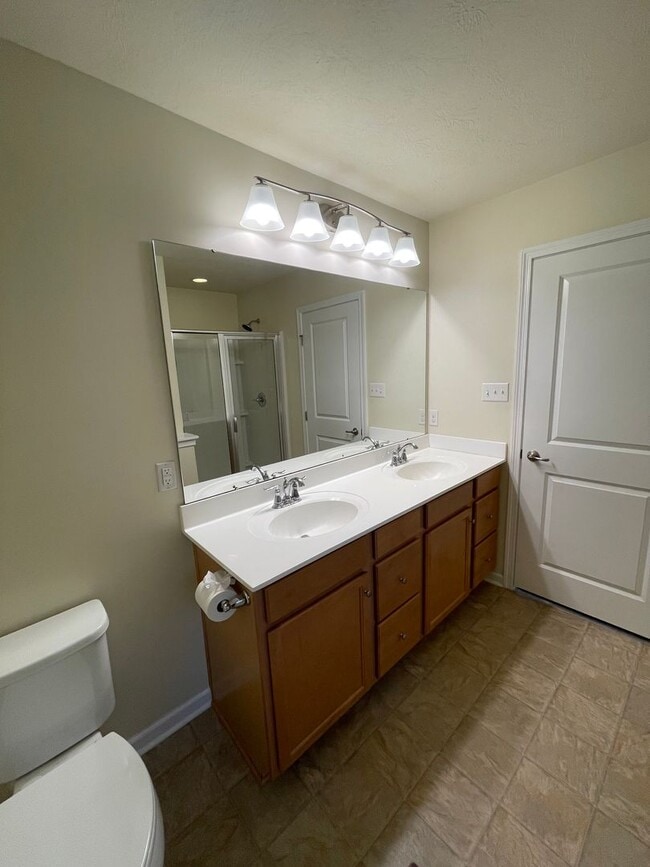 Building Photo - Gorgeous 3 BD/ 2.5 BA Townhouse Available ...
