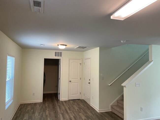 Building Photo - 75 Shamrock Dr SW