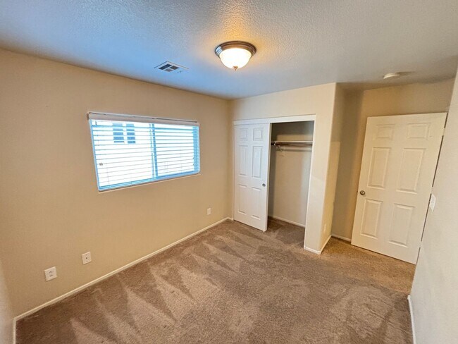 Building Photo - Gorgeous 3Bed/2.5Bath, 2-Story Home located in the SW part of the valley