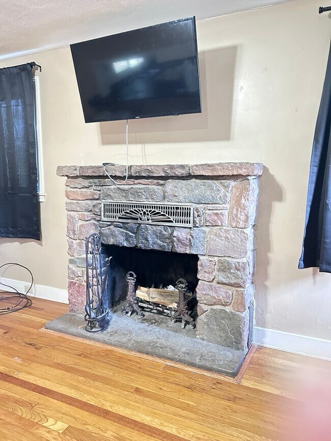 Building Photo - Calm 2 Bedroom, 2 Bath near Cheyenne Canyon