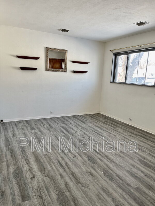 Building Photo - 909 W Donaldson Ave