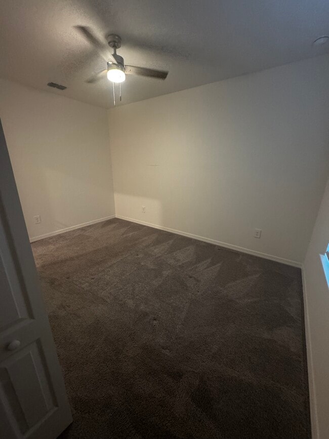 Building Photo - 1811 SE Sandia Dr