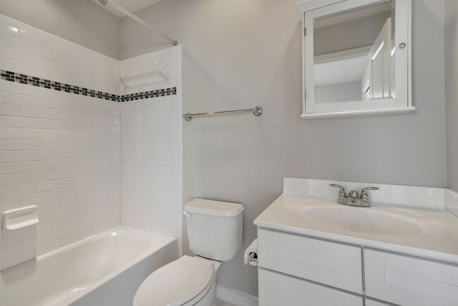Building Photo - Charming 3 bedroom 3.5 Bathroom Row Home
