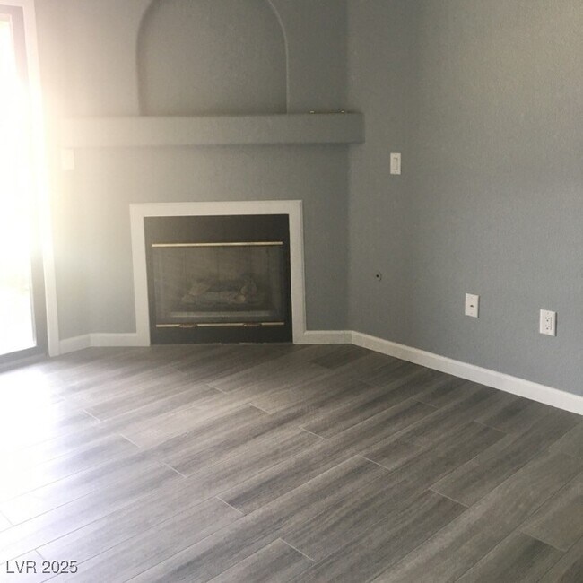 Building Photo - 950 Seven Hills Dr