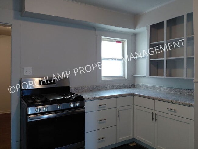 Building Photo - 403 E Broadway Ave