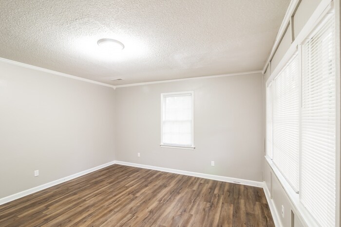 Building Photo - 221 Birch Ln