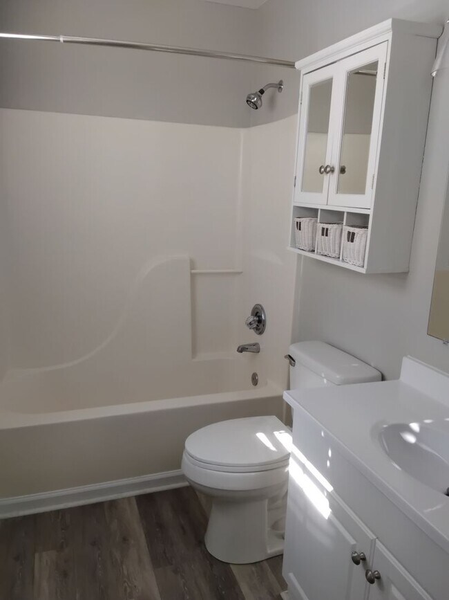 Building Photo - 422 Holly St