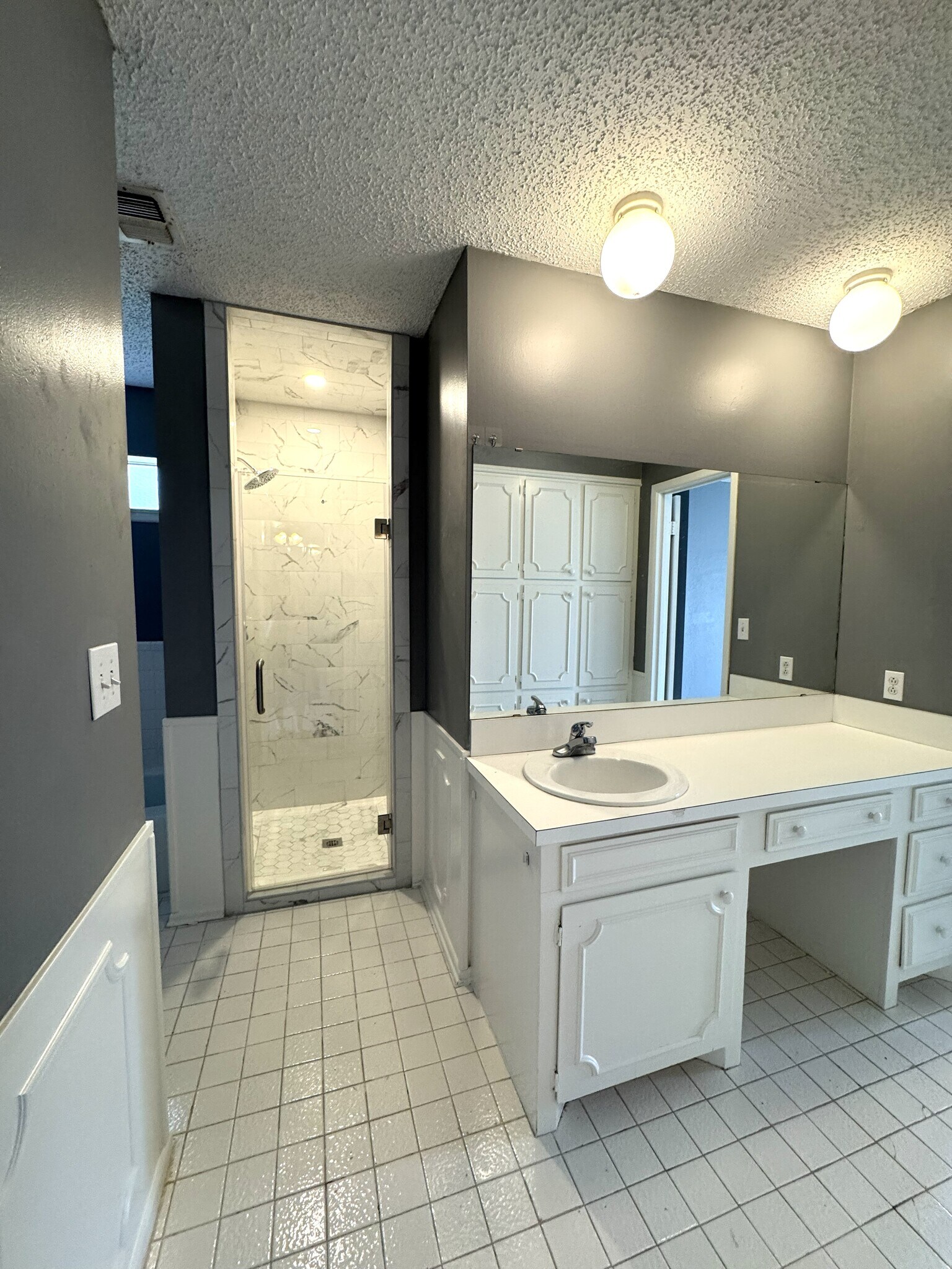 Building Photo - 2405 Stutz Plz