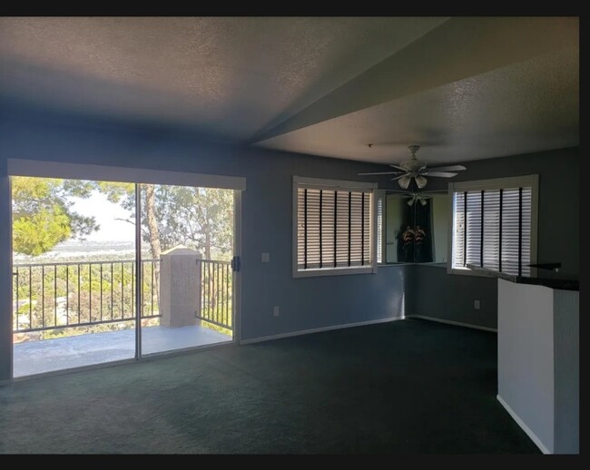 Building Photo - 2560 Avenida Del Vista