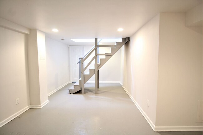 Building Photo - Townhouse Two Blocks to Braddock Rd Metro Station