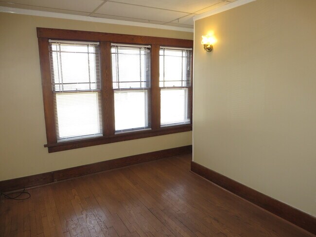 Building Photo - 826 Nuttman Ave