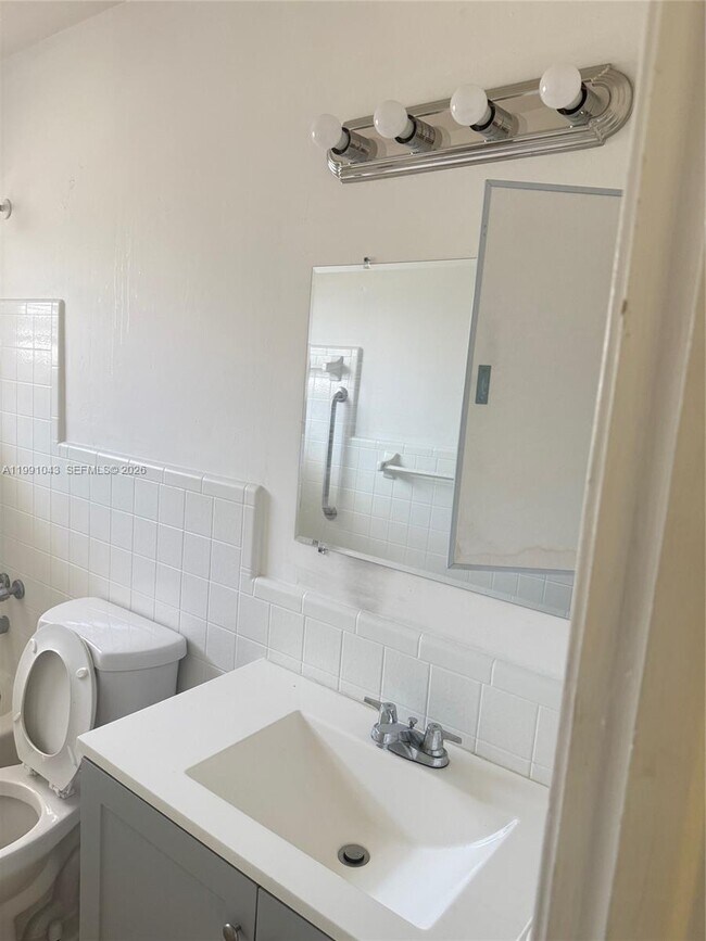 Building Photo - 1231 NW 19th Ct