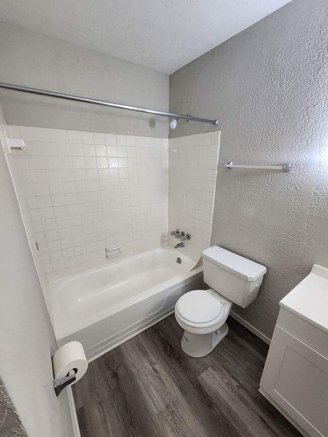 Building Photo - Lovely 1 bedroom 1 bath 2nd floor condo wi...