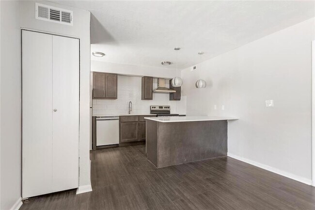 Building Photo - 2810 Dorchester Dr